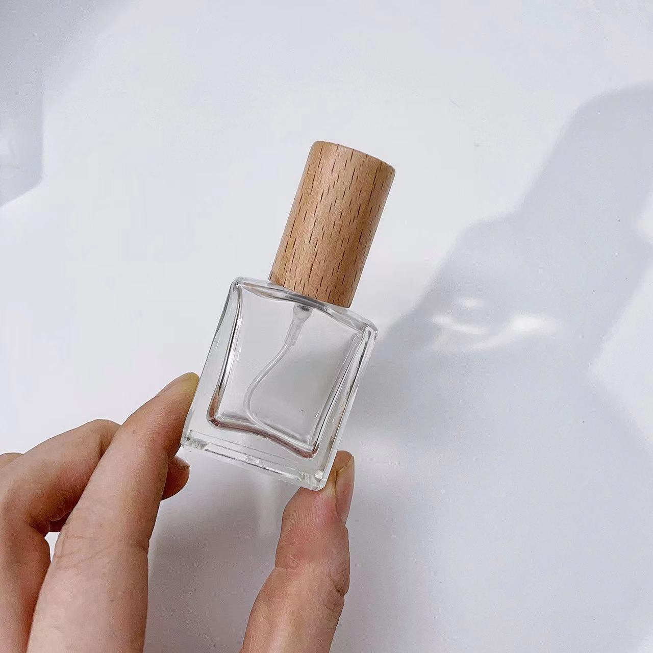 Flacone Spray per profumo in v - Perfume Quotes recensione e prezzo